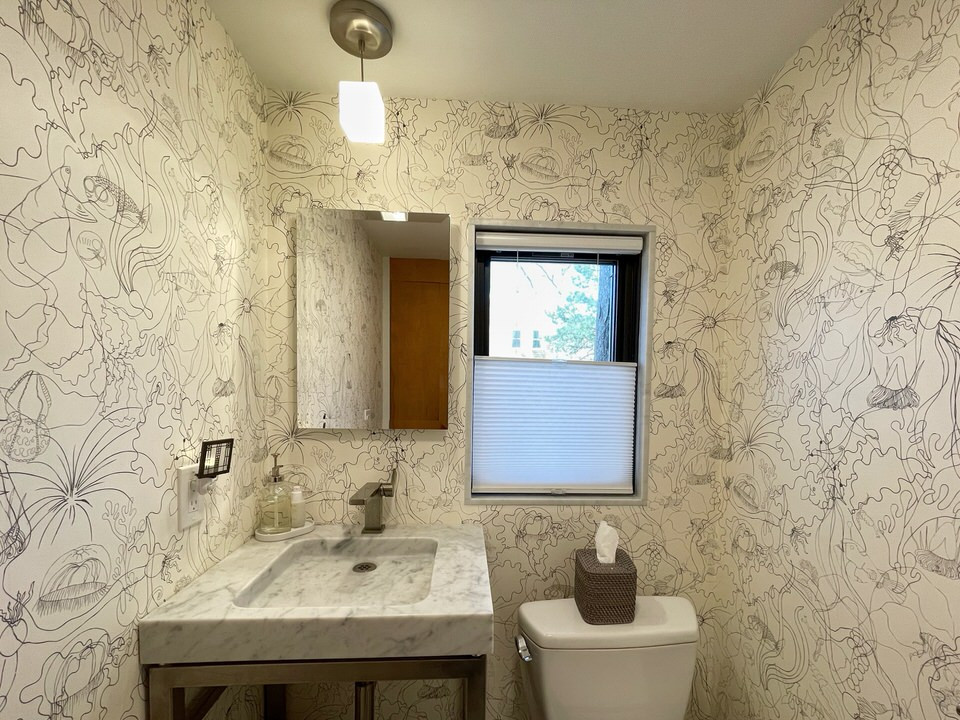 Immagine di un piccolo bagno di servizio moderno con WC a due pezzi, pavimento in marmo, lavabo integrato, top in marmo, pavimento grigio, top grigio, mobile bagno freestanding e carta da parati