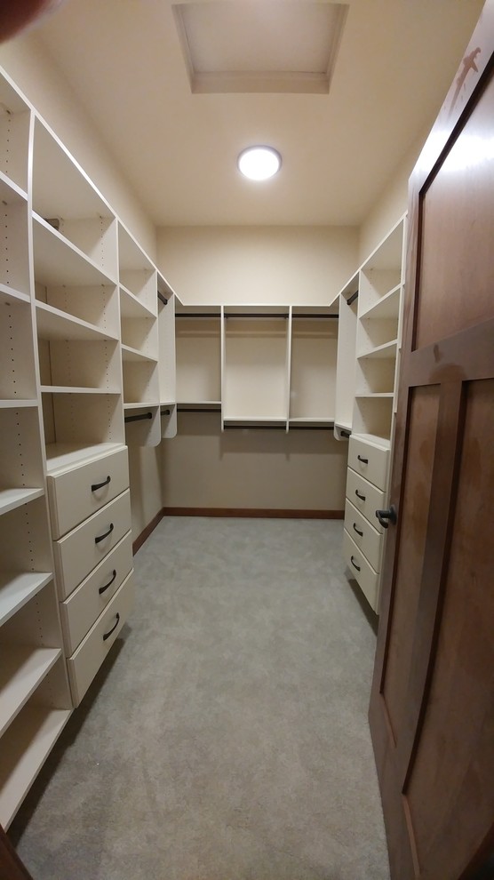 Inspiration for a mid-sized contemporary walk-in wardrobe in Milwaukee with open cabinets, white cabinets, carpet and grey floor.