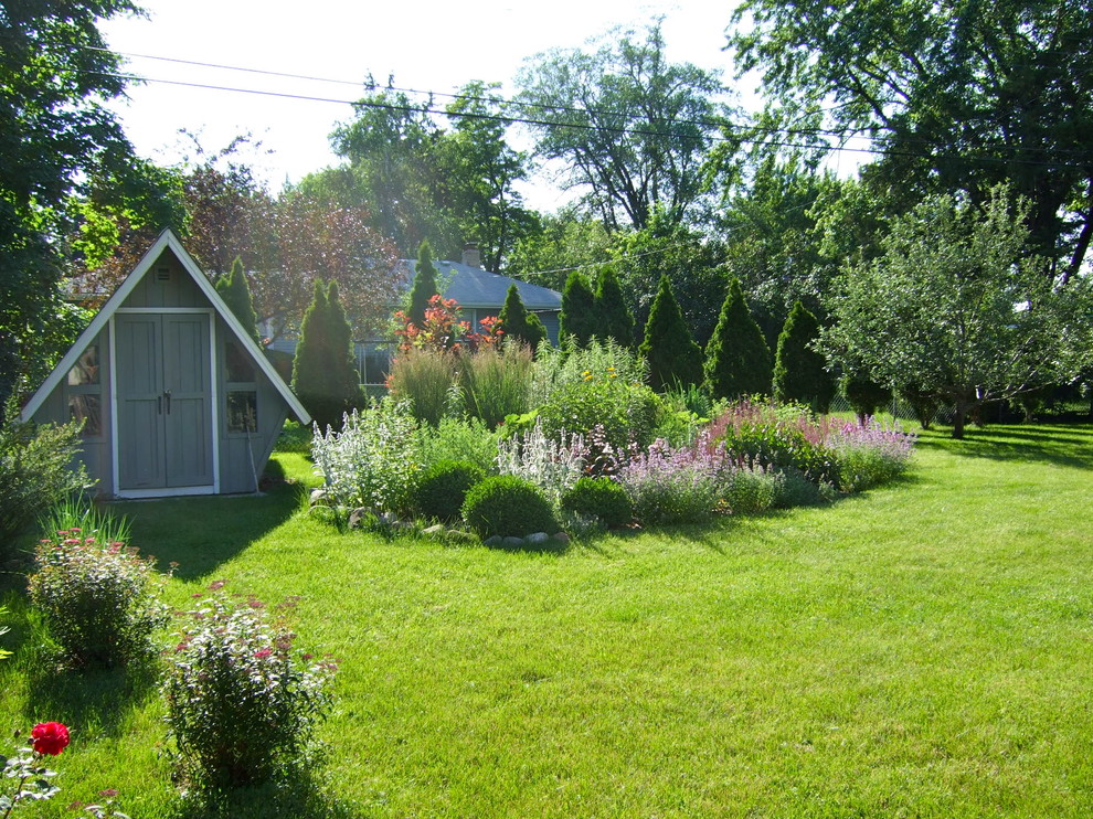Photo of a traditional backyard garden in Minneapolis.