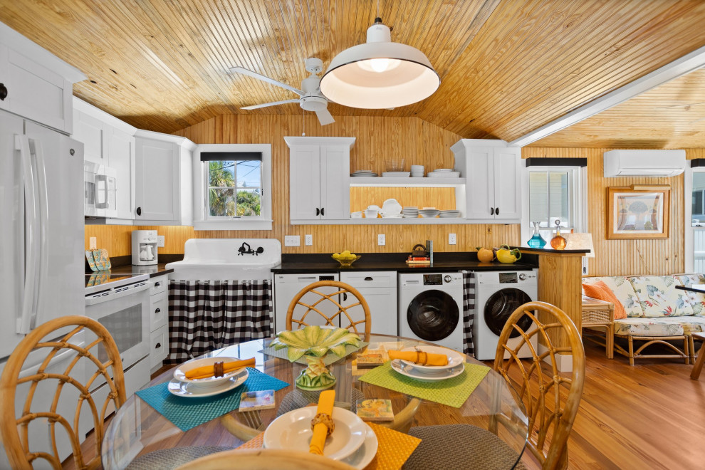 Cette image montre une petite salle à manger marine en bois avec un mur marron, parquet foncé, un sol marron et un plafond en bois.