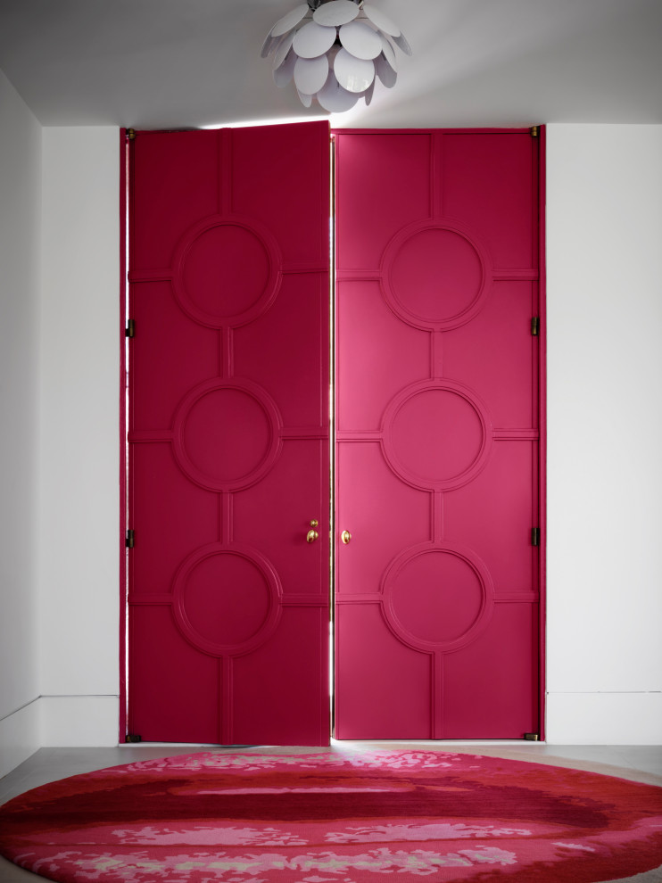 Idéer för små eklektiska ingångspartier, med vita väggar, en dubbeldörr och en röd dörr