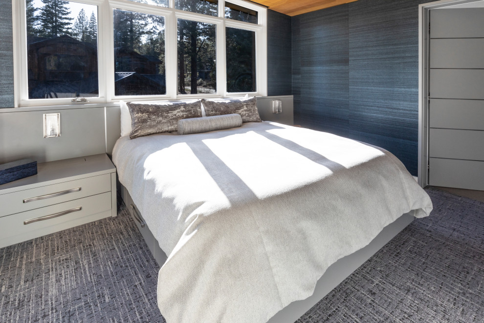 Réalisation d'une chambre minimaliste de taille moyenne avec un mur bleu, un sol gris, un plafond en bois et du papier peint.