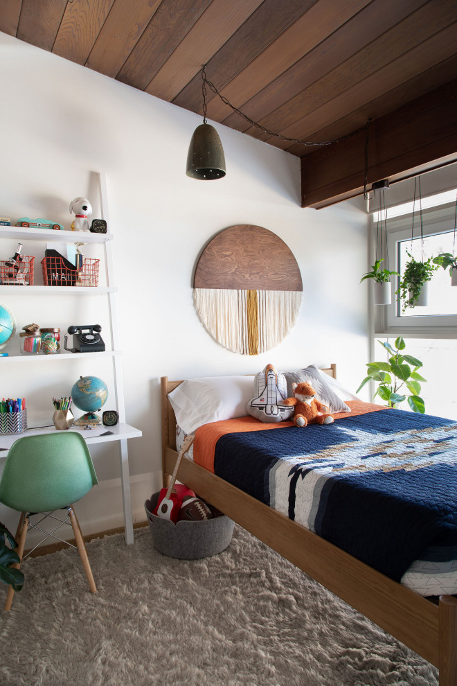 Design ideas for a midcentury kids' bedroom for boys in Los Angeles with white walls, vaulted and wood.