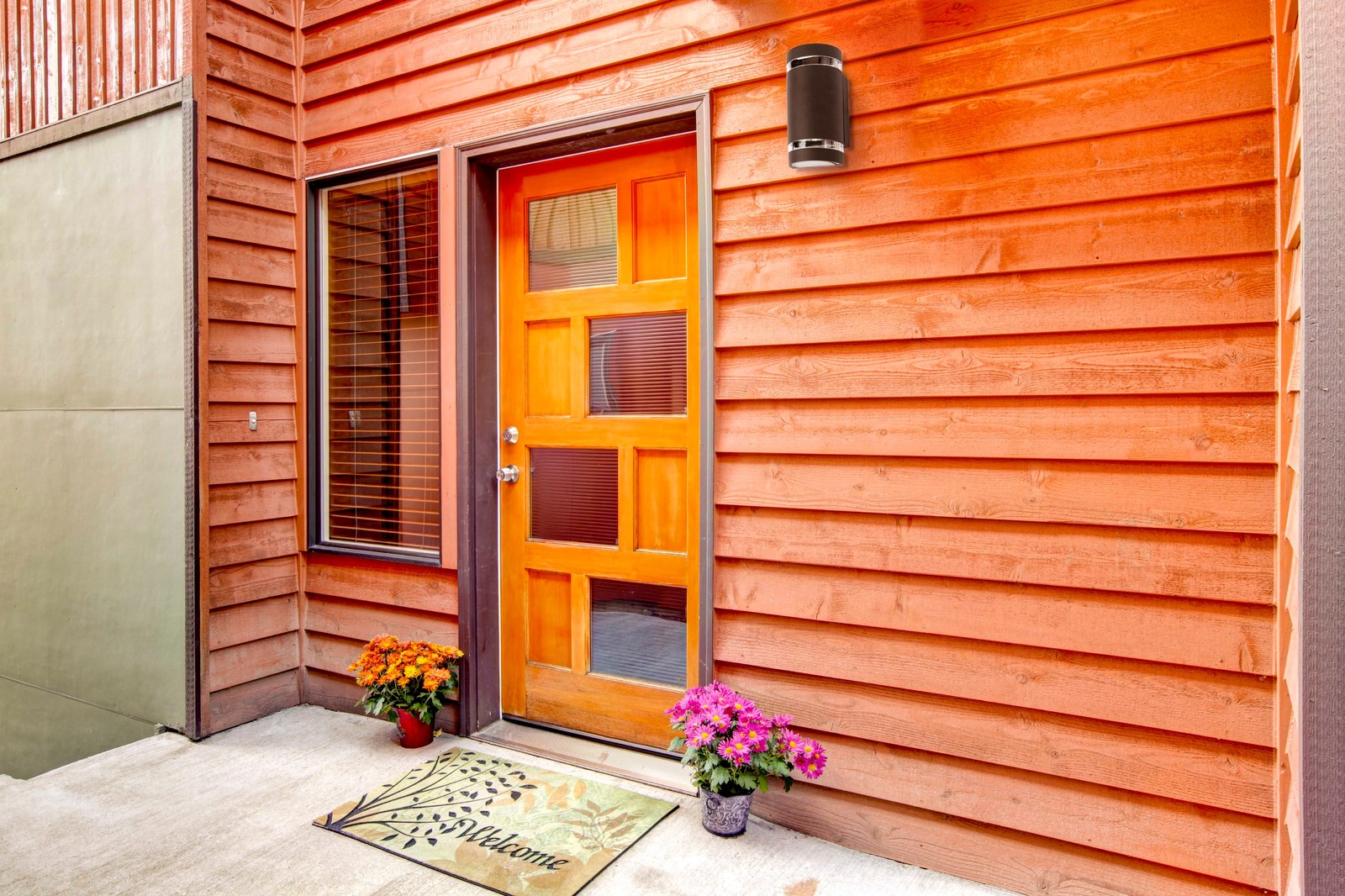 Уютная терраса перед входом в дом