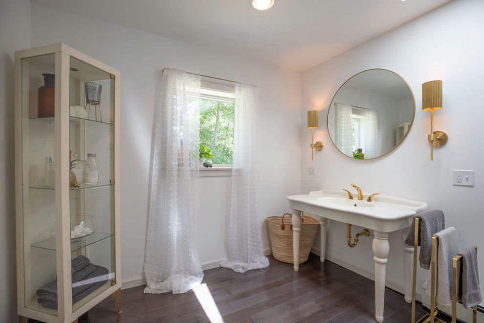 Пример оригинального дизайна: ванная комната среднего размера в стиле модернизм с белыми фасадами, открытым душем, раздельным унитазом, белой плиткой, белыми стенами, темным паркетным полом, душевой кабиной, раковиной с пьедесталом, серым полом, открытым душем, белой столешницей, тумбой под одну раковину и напольной тумбой