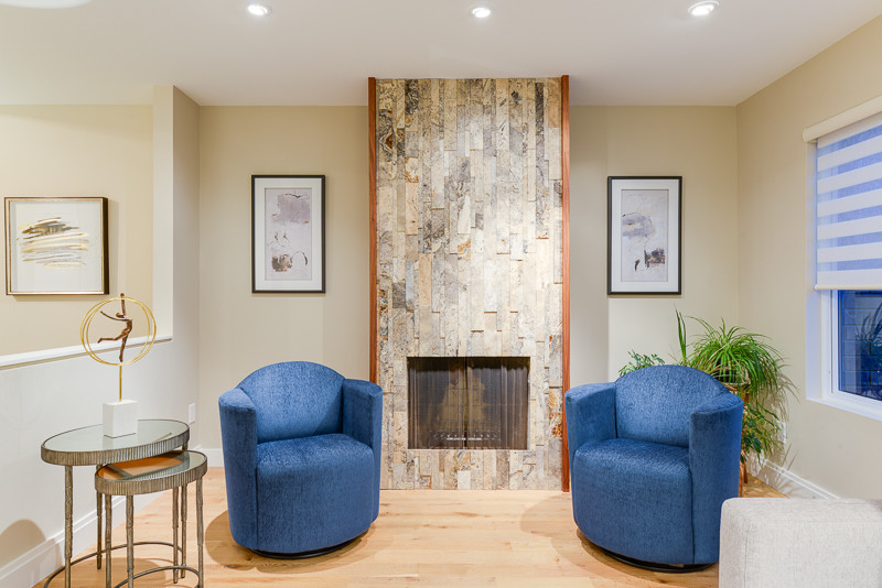 Example of a mid-sized transitional home design design in Toronto