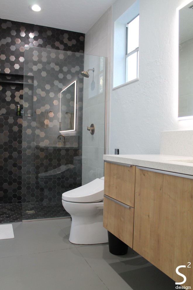 Inspiration pour une salle de bain principale vintage en bois clair de taille moyenne avec un placard à porte plane, une douche à l'italienne, un bidet, un carrelage gris, des carreaux de porcelaine, un mur gris, sol en béton ciré, un lavabo encastré, un plan de toilette en quartz modifié, un sol gris, aucune cabine, un plan de toilette blanc, une niche, meuble simple vasque et meuble-lavabo suspendu.