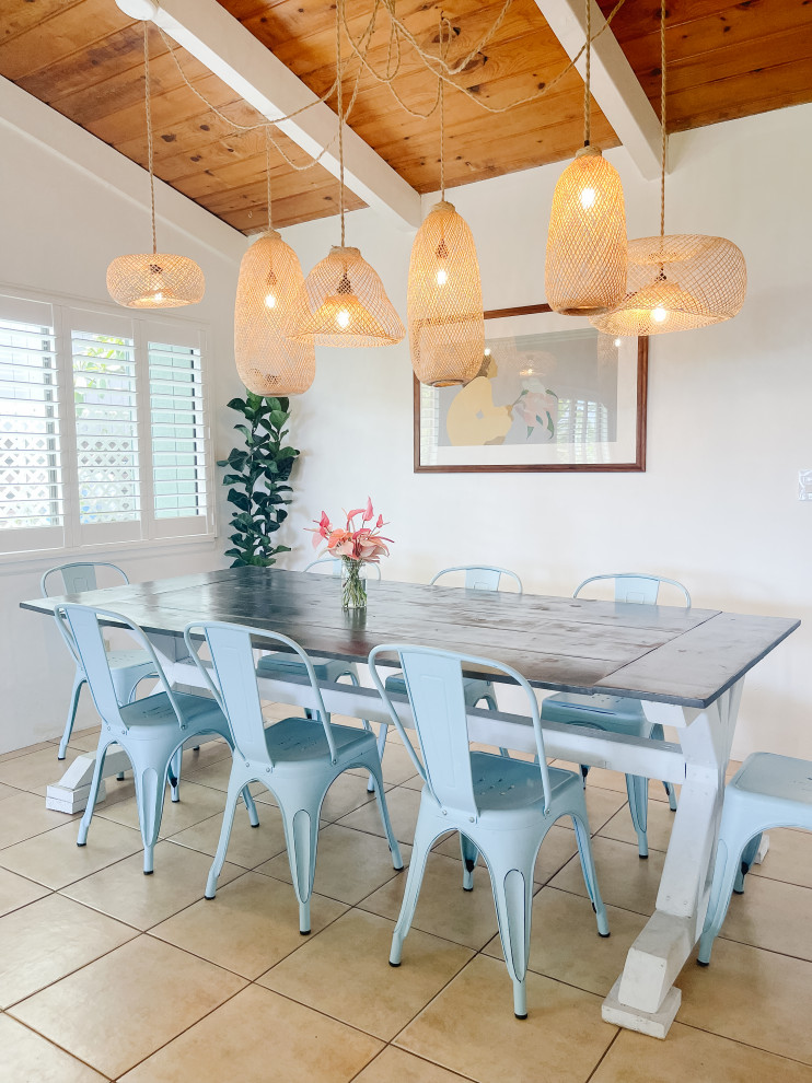 Esempio di una sala da pranzo tropicale di medie dimensioni con pareti bianche, pavimento con piastrelle in ceramica, pavimento beige e travi a vista