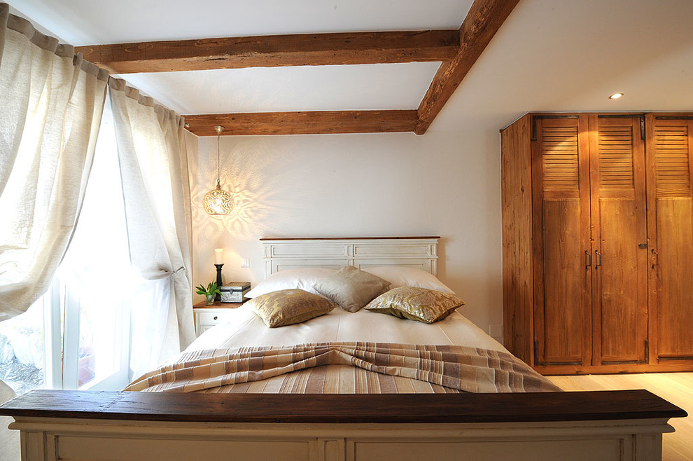 Design ideas for a country bedroom in Montreal.