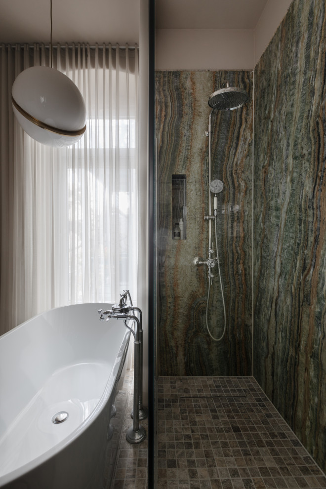 На фото: ванная комната в стиле модернизм с отдельно стоящей ванной, полом из травертина и тумбой под две раковины