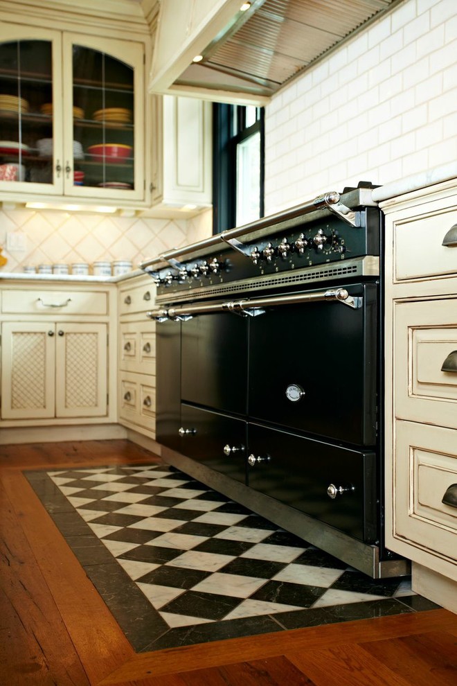 Traditional kitchen in New York.