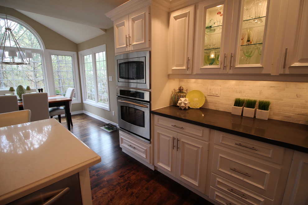 Transitional kitchen photo in Toronto