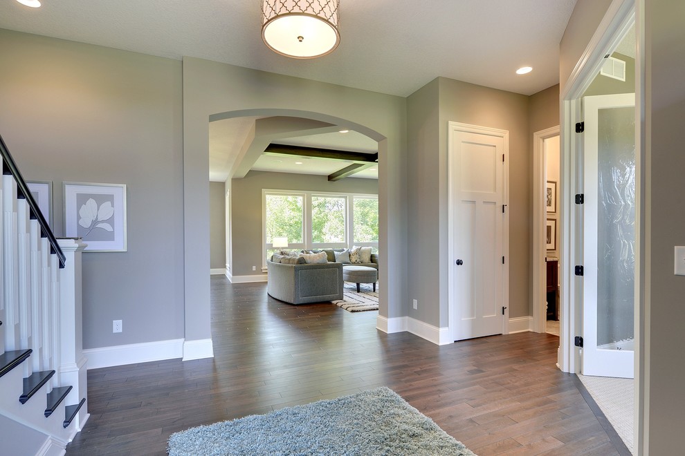 Transitional entryway photo in Minneapolis
