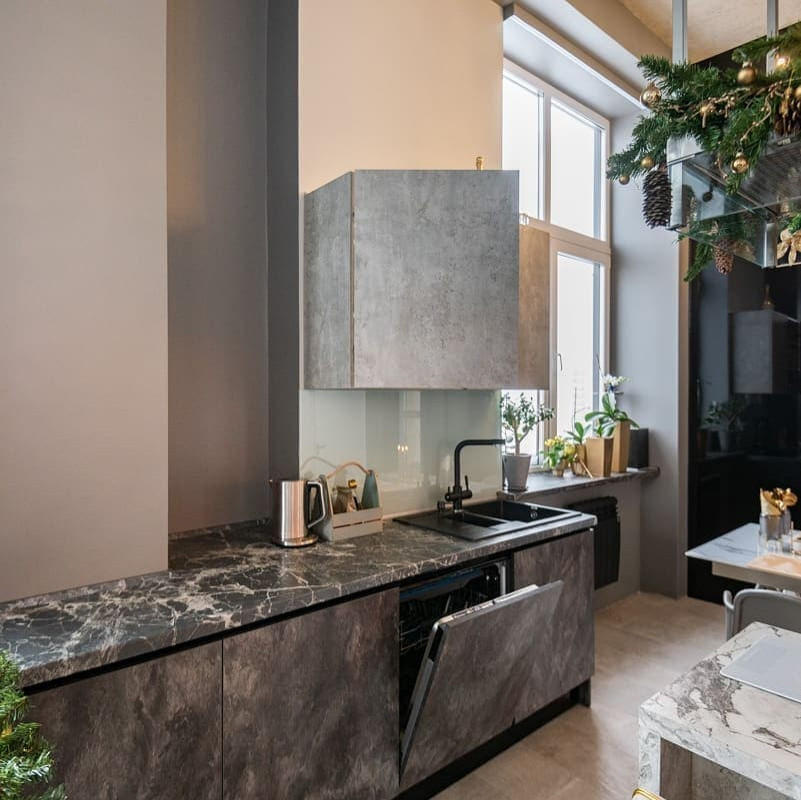 Кухня с островом в загородном доме в стиле лофт