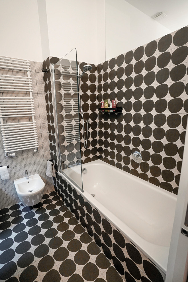 Пример оригинального дизайна: главная ванная комната среднего размера в стиле модернизм с оранжевыми фасадами, раздельным унитазом, черно-белой плиткой, керамогранитной плиткой, белыми стенами, полом из керамогранита, монолитной раковиной, черным полом, белой столешницей, тумбой под одну раковину и подвесной тумбой