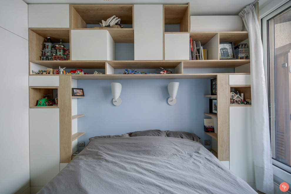 Esempio di una camera da letto design di medie dimensioni con pareti beige, pavimento in laminato e pavimento grigio