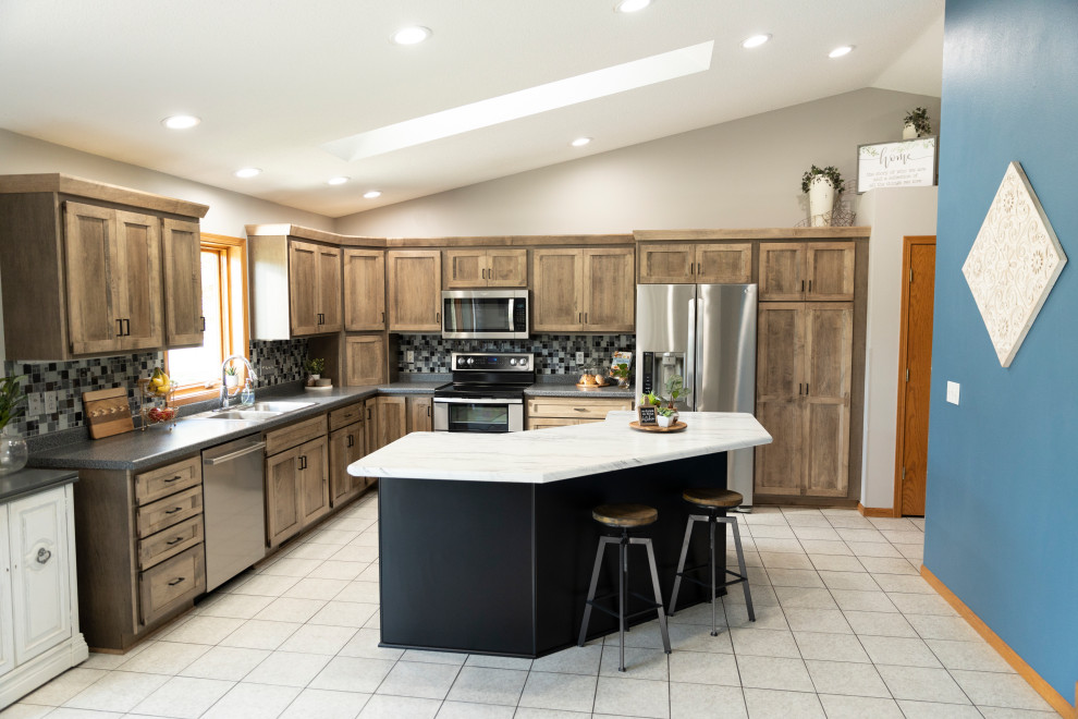 Example of a mid-sized transitional l-shaped eat-in kitchen design with shaker cabinets, laminate countertops and an island