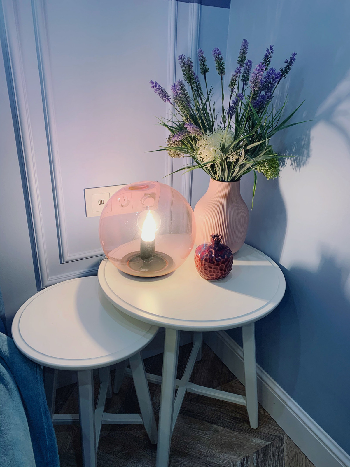 Нежная спальня для молодой пары