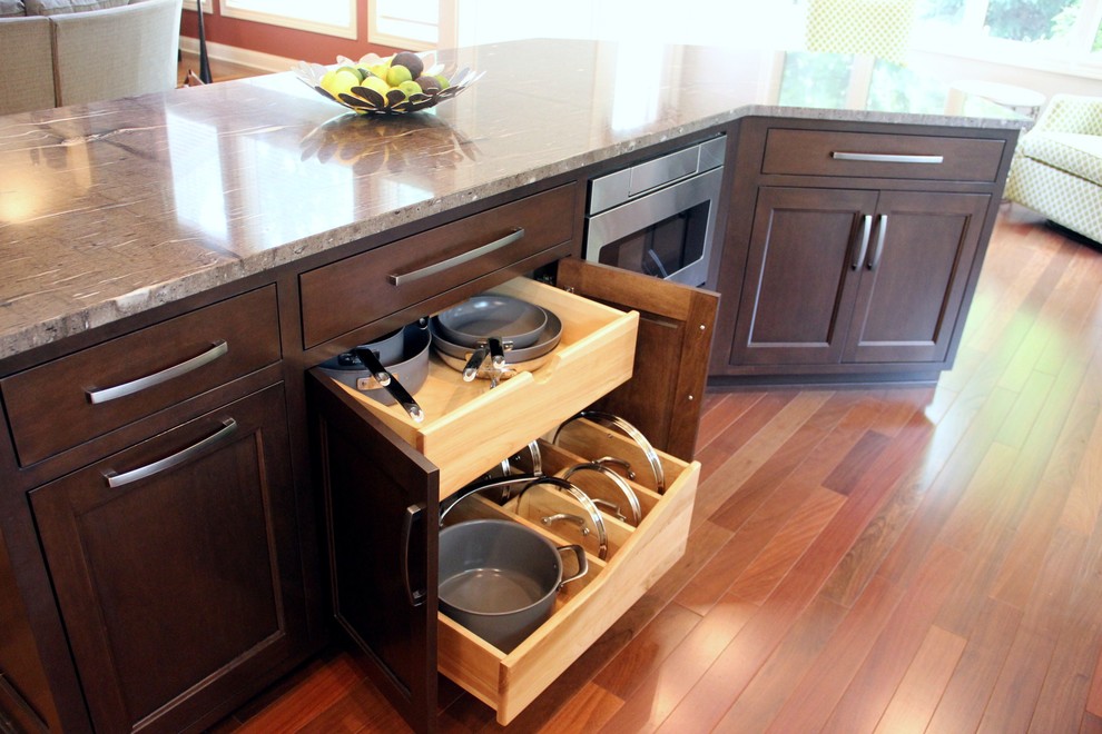 Eat-in kitchen - mid-sized transitional l-shaped dark wood floor eat-in kitchen idea with a double-bowl sink, shaker cabinets, white cabinets, granite countertops, white backsplash, glass tile backsplash, stainless steel appliances and an island