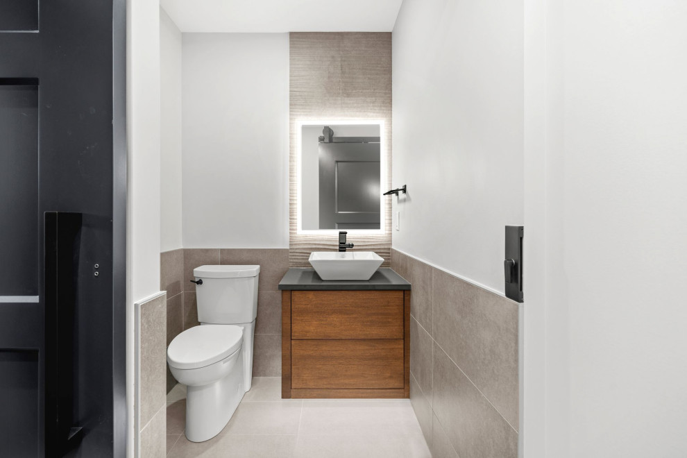 Idées déco pour un WC et toilettes contemporain en bois clair avec un placard en trompe-l'oeil, un carrelage gris, des carreaux de porcelaine, une vasque, un plan de toilette en quartz modifié, un plan de toilette gris et meuble-lavabo suspendu.