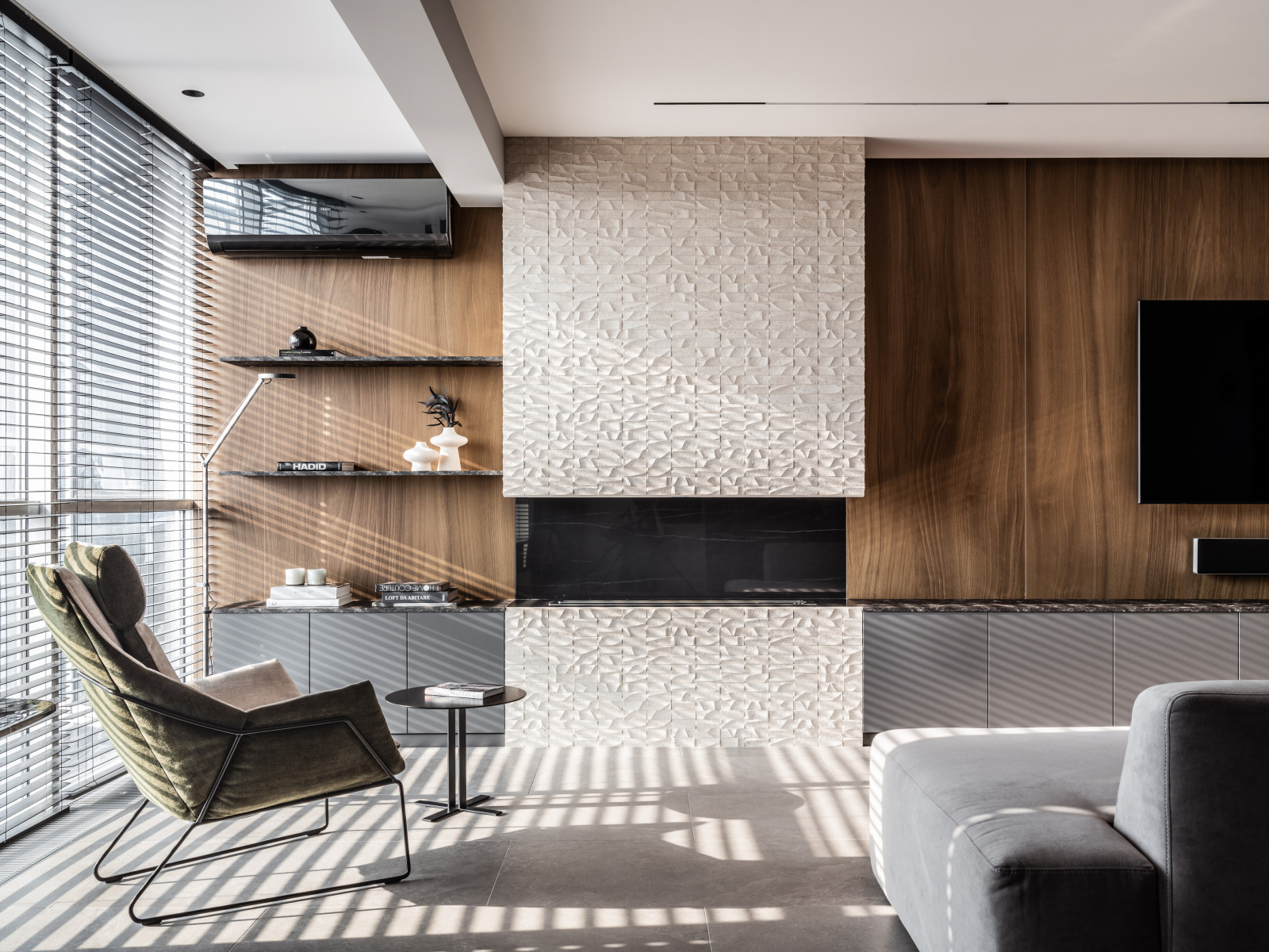 Фото реализованного проекта в современном стиле с яркими акцентами