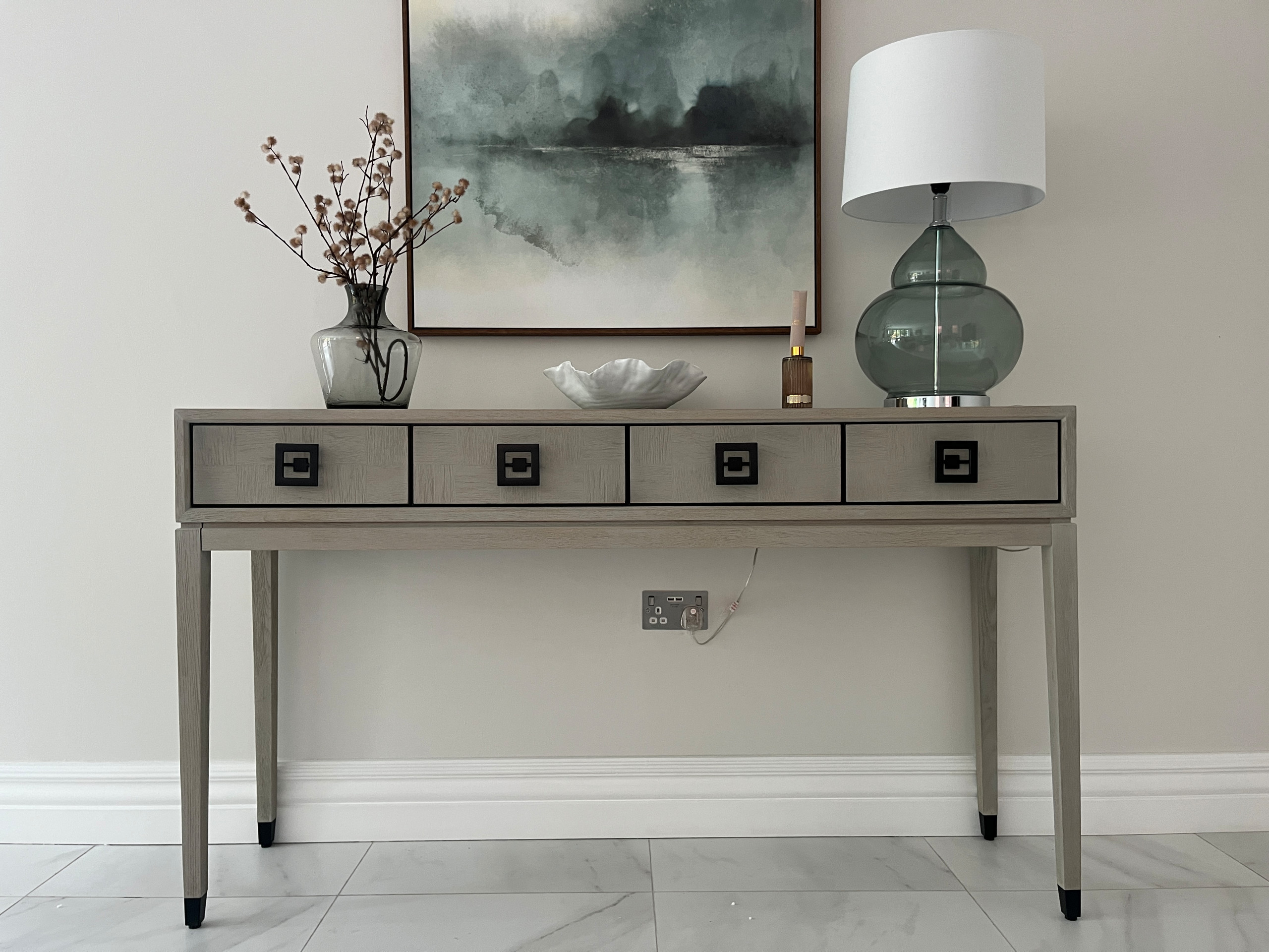 Example of a minimalist living room design in London