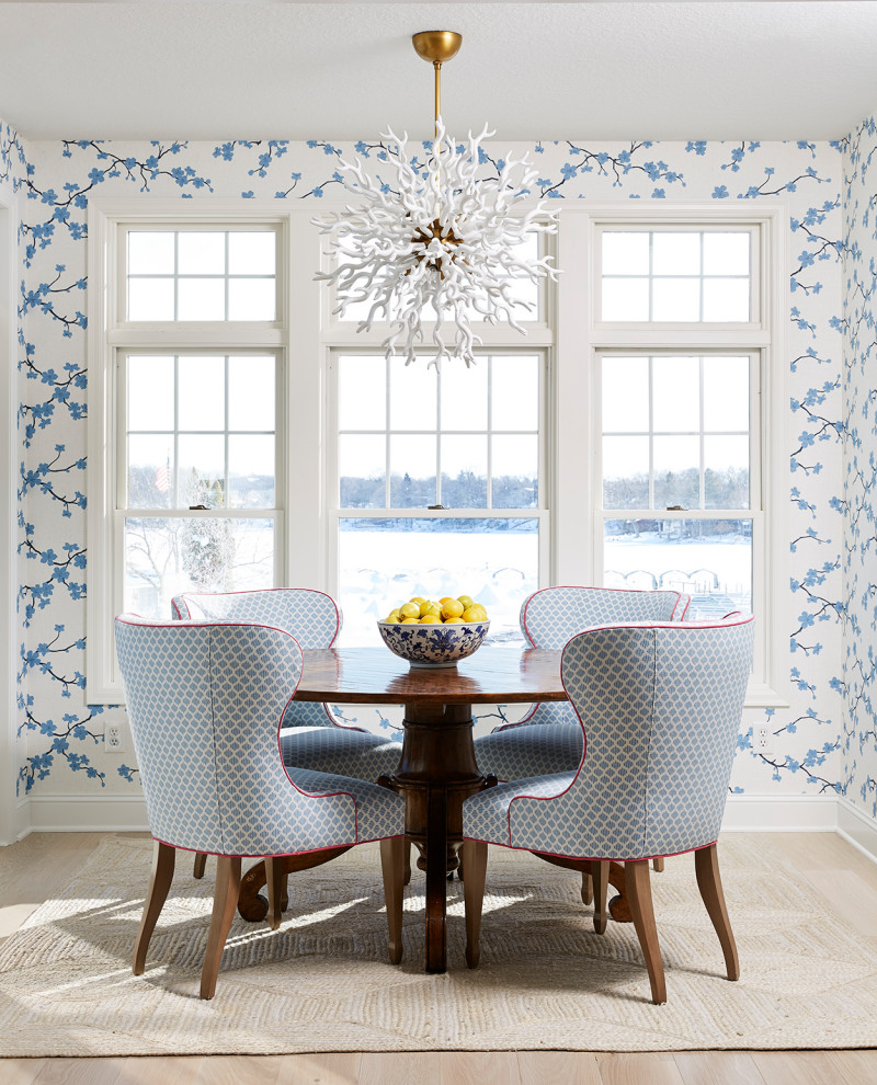 Idee per una sala da pranzo aperta verso la cucina di medie dimensioni con pareti blu, parquet chiaro e carta da parati