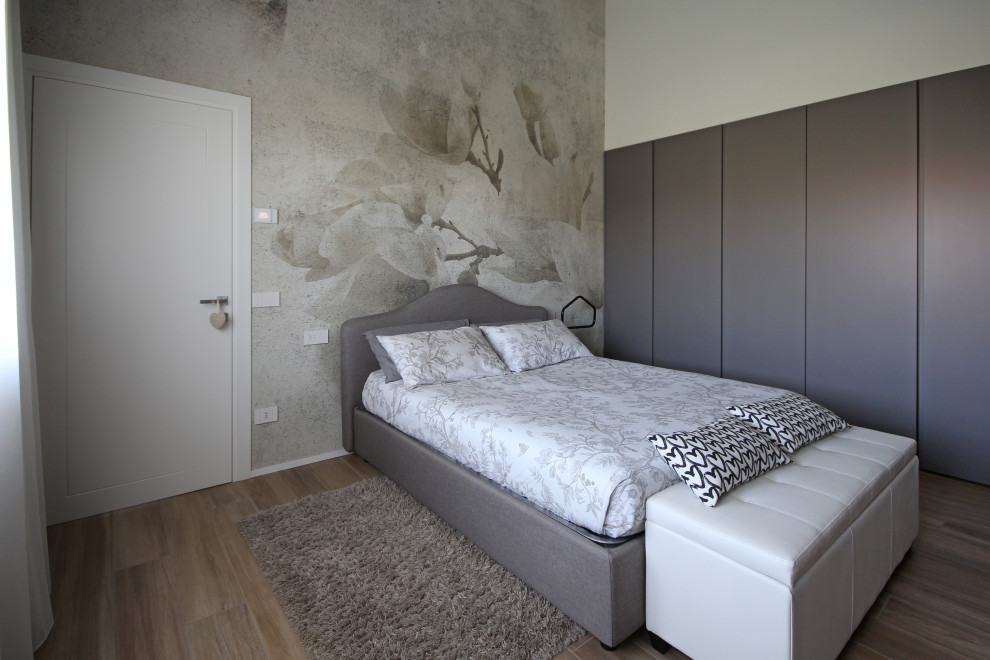 Ejemplo de dormitorio principal minimalista grande con paredes multicolor, suelo de madera pintada, suelo amarillo y papel pintado