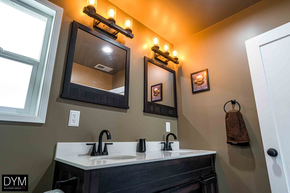 Exempel på ett mellanstort modernt vit vitt en-suite badrum, med möbel-liknande, skåp i mörkt trä, en dusch i en alkov, en toalettstol med hel cisternkåpa, brun kakel, bruna väggar, cementgolv, ett nedsänkt handfat, bänkskiva i akrylsten, grått golv och dusch med skjutdörr
