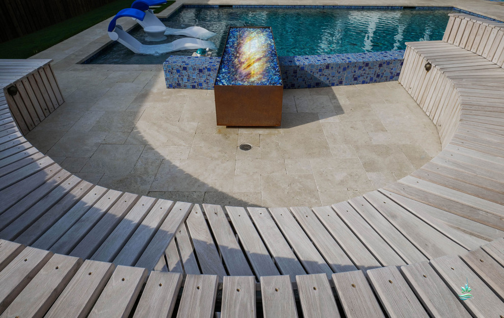 Foto de piscina infinita minimalista de tamaño medio a medida en patio trasero con paisajismo de piscina y adoquines de piedra natural
