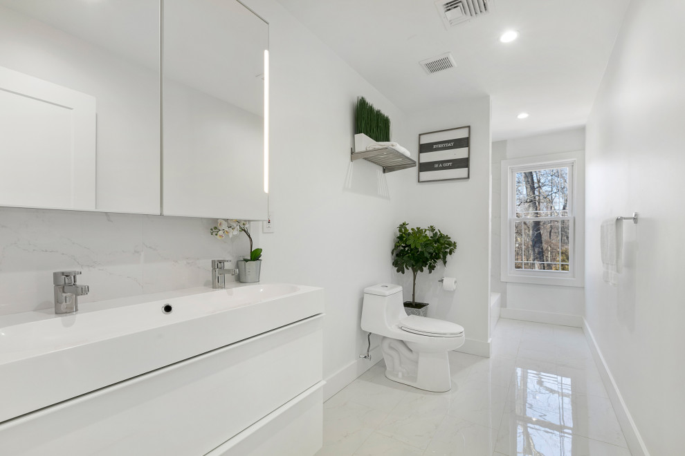 Свежая идея для дизайна: детская ванная комната среднего размера в стиле модернизм с плоскими фасадами, белыми фасадами, ванной в нише, душем над ванной, унитазом-моноблоком, белой плиткой, керамической плиткой, белыми стенами, полом из керамической плитки, накладной раковиной, столешницей из гранита, белым полом, открытым душем, нишей, тумбой под две раковины, встроенной тумбой, потолком из вагонки, панелями на части стены и белой столешницей - отличное фото интерьера