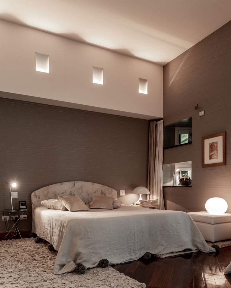 Modelo de dormitorio principal bohemio grande con paredes beige, suelo de madera oscura, suelo marrón, casetón y papel pintado