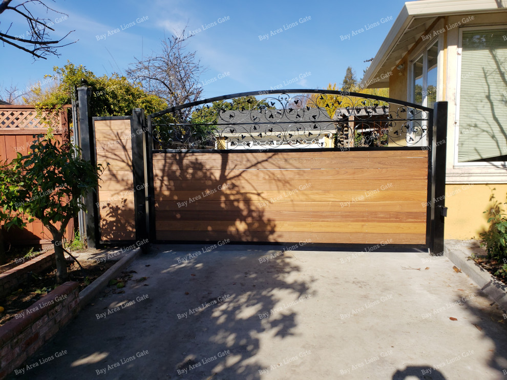 Inspiration for a mid-sized modern front yard full sun driveway in San Francisco with with a gate.
