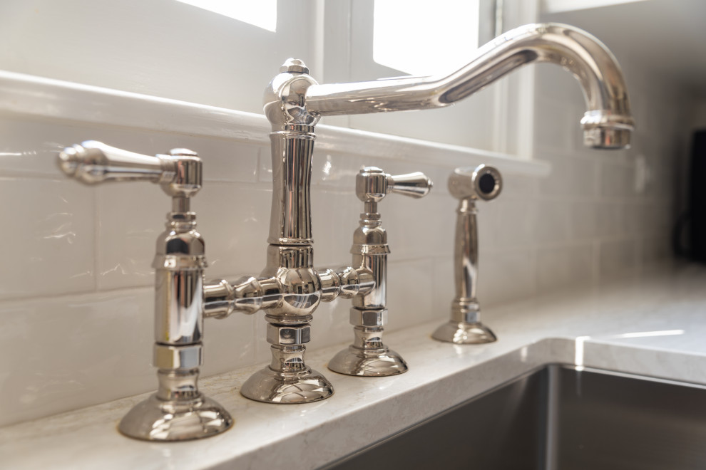Example of a transitional home design design in Chicago