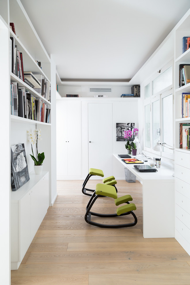 Design ideas for a modern home office in Rome.