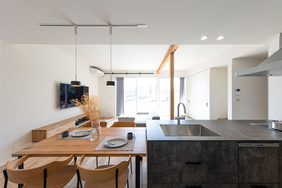 Идея дизайна: открытая гостиная комната в стиле модернизм с белыми стенами, паркетным полом среднего тона, телевизором на стене, потолком с обоями и обоями на стенах без камина
