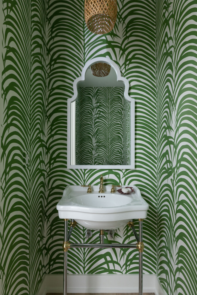 Gästetoilette mit grüner Wandfarbe, Waschtischkonsole und Tapetenwänden in Miami