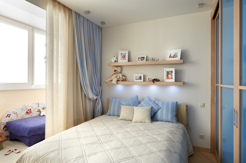 Small contemporary master bedroom in Saint Petersburg with beige walls, light hardwood floors and beige floor.