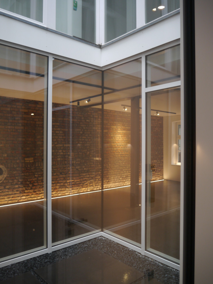 Lichthöfe mit filigranen Fensteranlagen mit Ganzglasecken