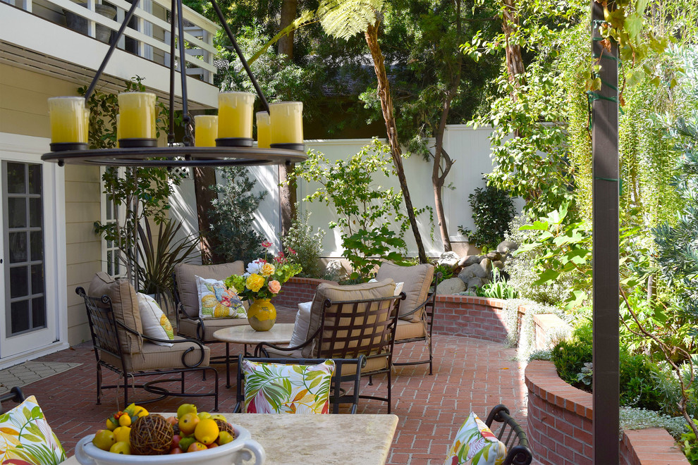 This is an example of a traditional patio in Los Angeles.