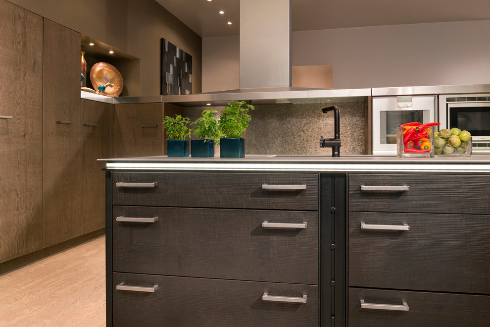 Transitional home design photo in Los Angeles