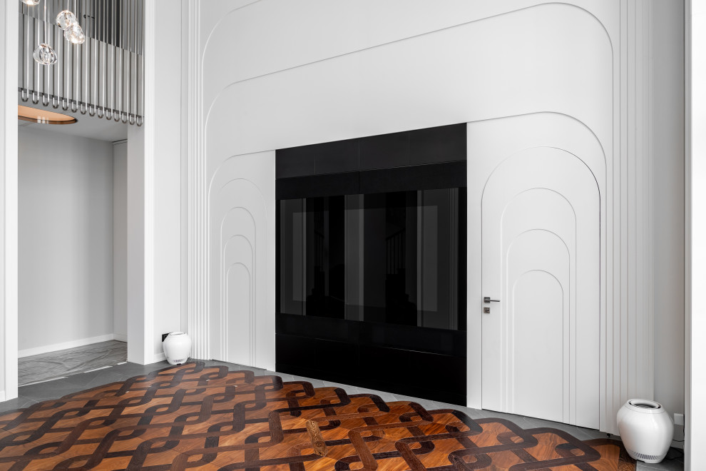 Idee per un soggiorno classico di medie dimensioni con pareti bianche, camino sospeso, cornice del camino in metallo, TV nascosta e pavimento marrone