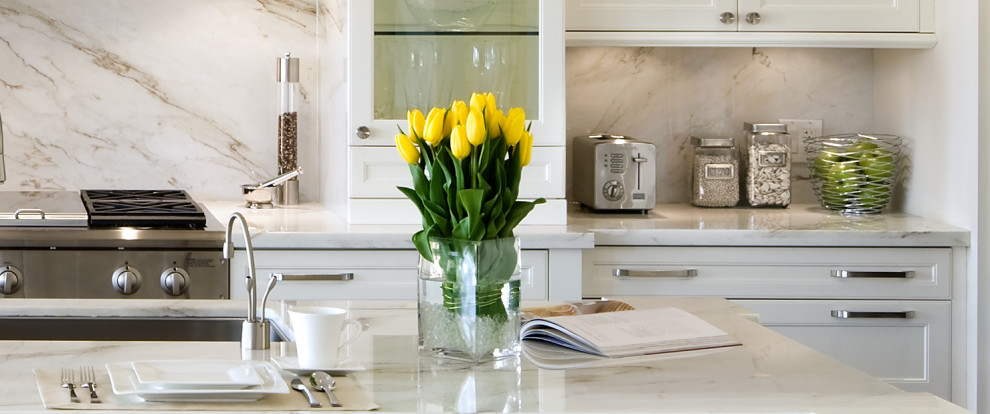 Kitchen - mid-sized transitional l-shaped dark wood floor and brown floor kitchen idea in Toronto with an undermount sink, shaker cabinets, white cabinets, quartz countertops, multicolored backsplash, quartz backsplash, stainless steel appliances, an island and multicolored countertops
