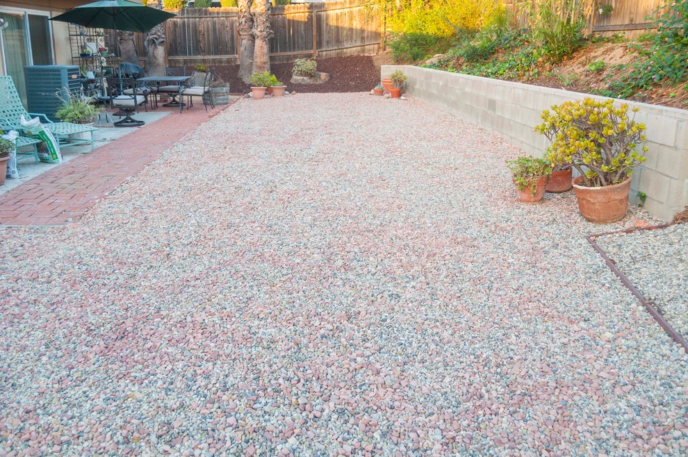 Photo of a mid-sized modern garden in Orange County.
