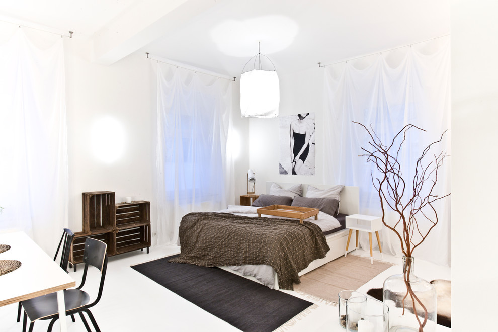 Mittelgroßes Industrial Hauptschlafzimmer ohne Kamin mit weißer Wandfarbe in München
