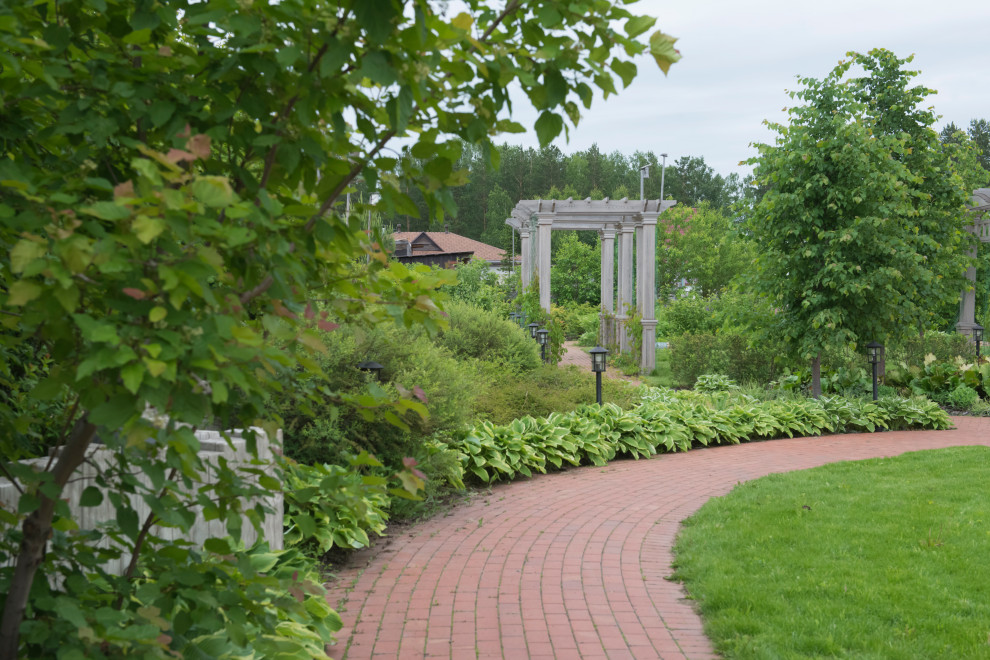 Большой сад в пригороде