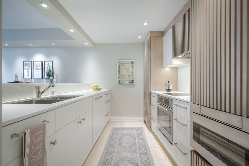 Kitchen - transitional kitchen idea in Toronto