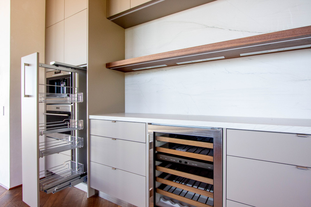 Imagen de cocina industrial grande con armarios con paneles lisos, puertas de armario beige, suelo marrón, encimeras multicolor y vigas vistas
