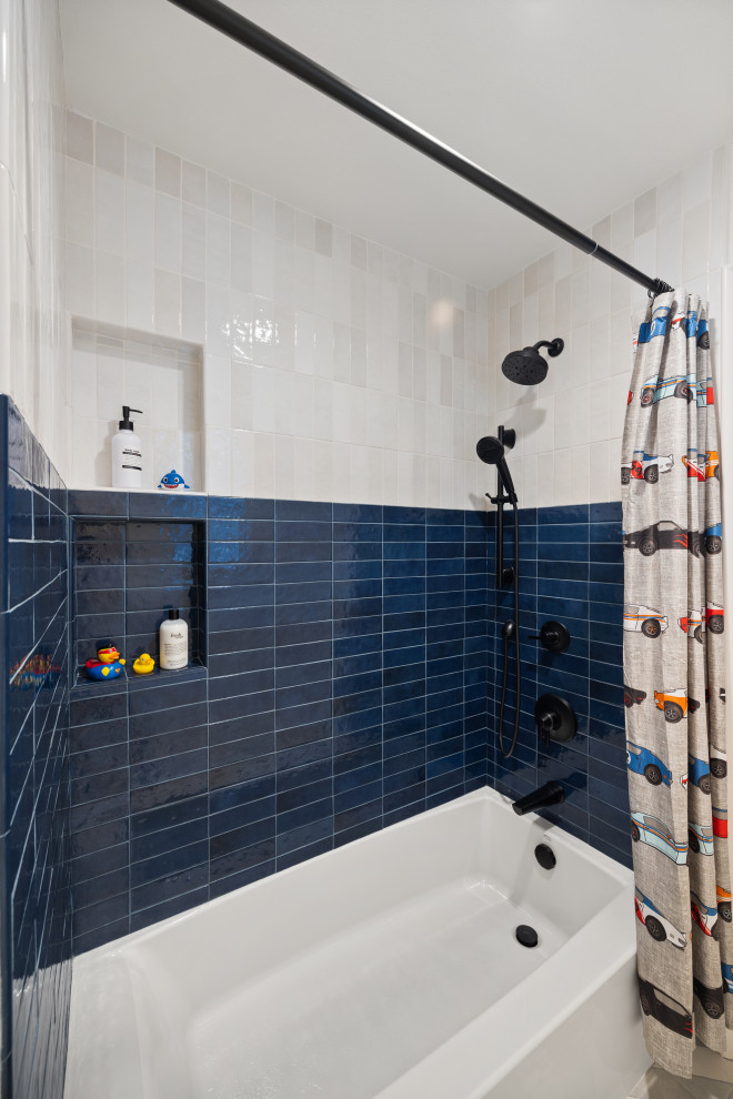 Idéer för ett mellanstort modernt vit badrum för barn, med skåp i shakerstil, blå skåp, ett platsbyggt badkar, en dusch/badkar-kombination, blå kakel, keramikplattor, vita väggar, klinkergolv i porslin, ett nedsänkt handfat, grått golv och dusch med duschdraperi