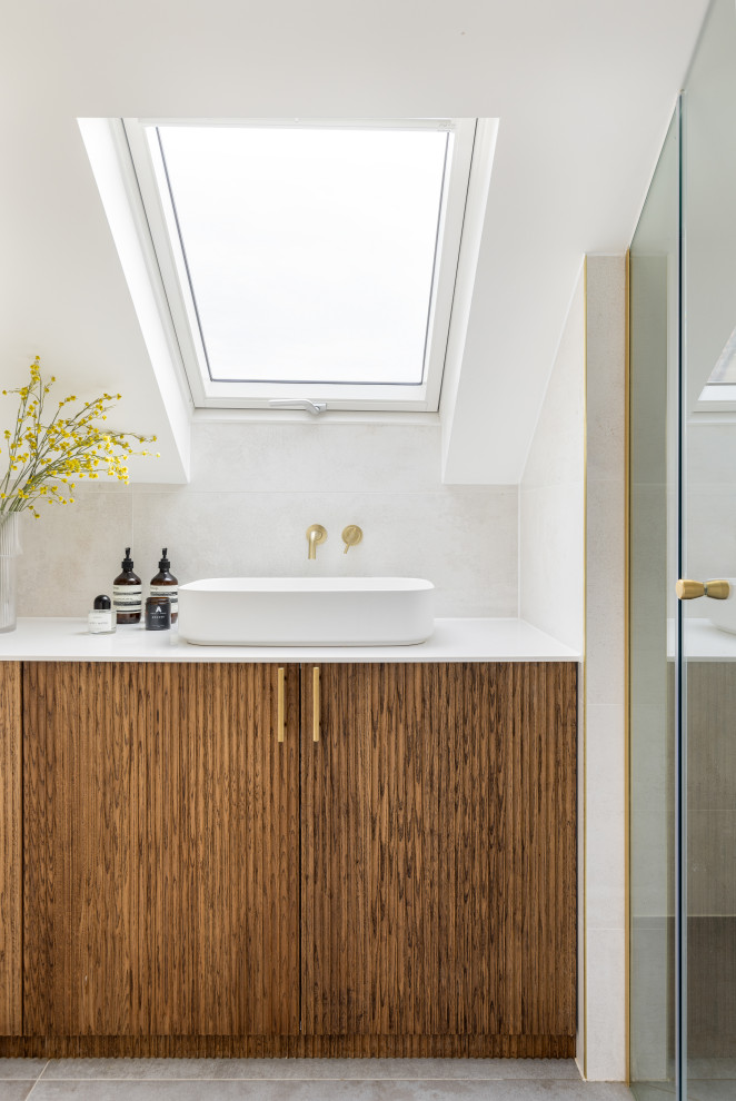 Idéer för ett mellanstort modernt badrum, med vita väggar, klinkergolv i keramik och grått golv